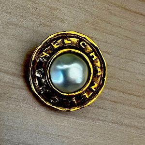 CHANEL single earring